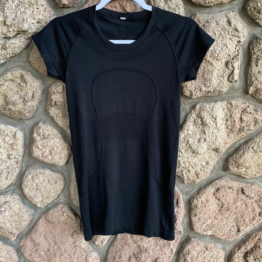 Lululemon black swiftly shirt size 6